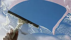 Fenster putzen ohne Streifen: Ein einfacher Trick mit Spülmittel, der wirklich funktioniert